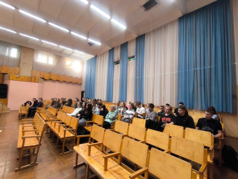 Встреча учащихся старшей школы с представителями Военно-воздушной академии.